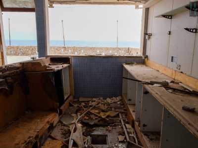 La cucina poi versa in condizioni ancora peggiori. L�area cottura � completamente distrutta...